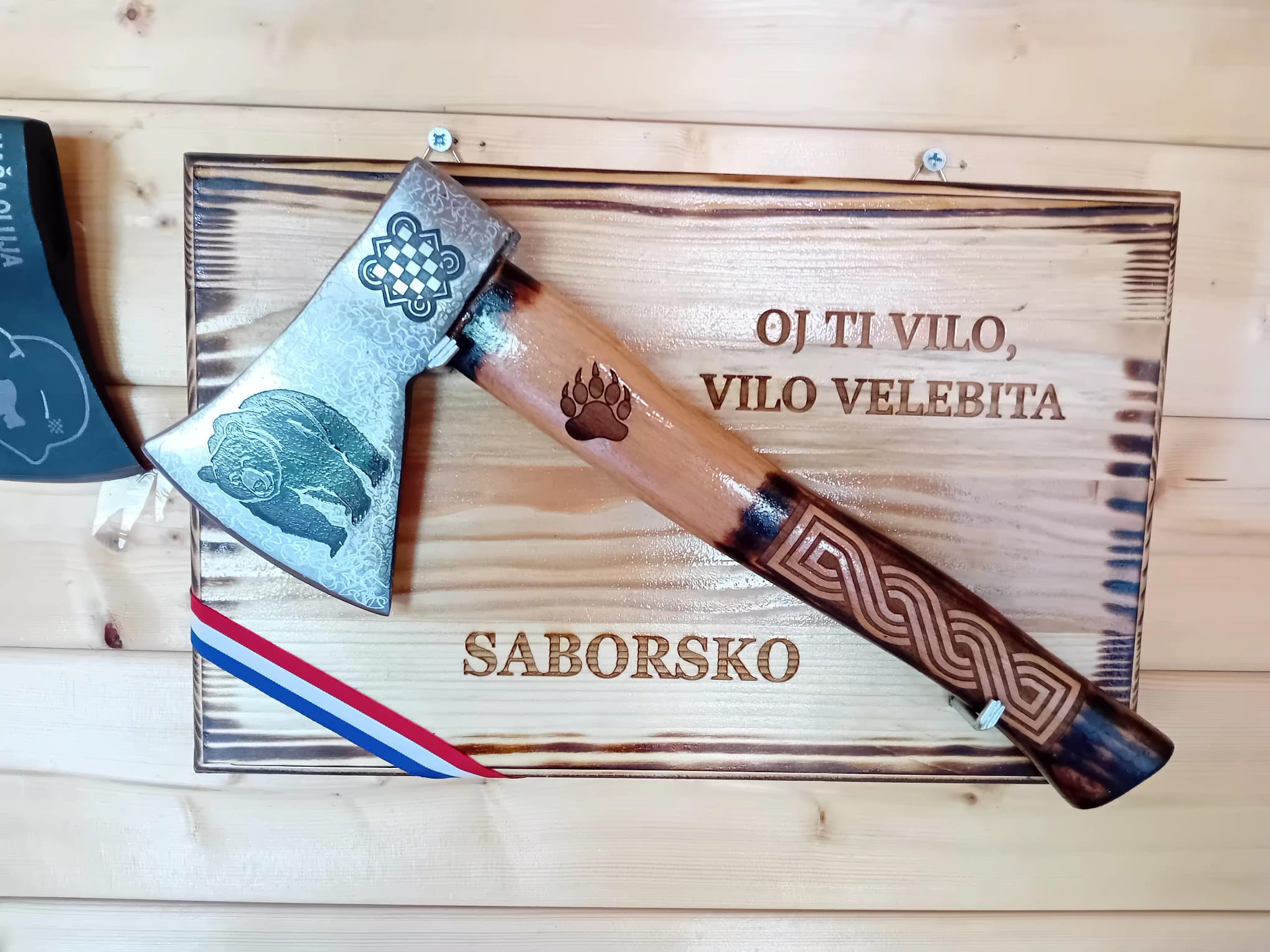 Gravirana sjekirica s natpisom Saborsko, poklon s hrvatskom trobojnicom